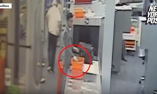 Nhân viên an ninh sân bay Thái Lan ăn cắp tiền của hành khách. Ảnh cắt từ video