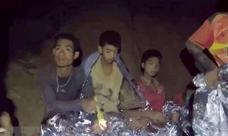Các thành viên đội bóng thiếu niên mắc kẹt bên trong hang Tham Luang. (Nguồn: THX/TTXVN)