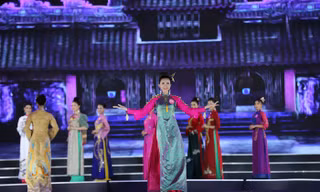 Thí sinh Hoa hậu Việt Nam khoe dáng với áo dài ‘Nét vàng son’