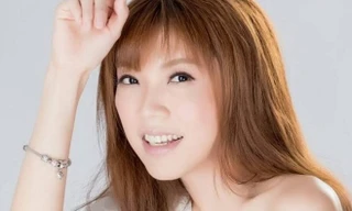 Nữ ca sĩ/diễn viên/người mẫu Đài Loan nổi tiếng với vòng 1 bốc lửa Lưu Lạc Nghiên.