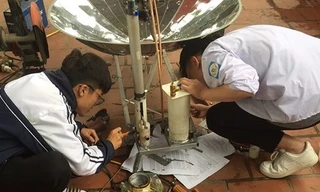 Hai nam sinh trong dự án "Hệ thống chưng cất nước mặn thành nước ngọt với kỹ thuật chân không bằng bơm thủy lực bởi năng lượng sóng biển”.