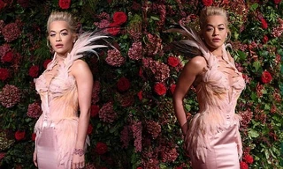 Diện đầm bó sát đẹp tựa nữ thần, Rita Ora gặp rắc rối khi di chuyển