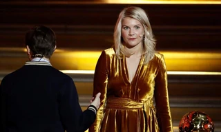 Chủ nhân Quả bóng vàng nữ bị MC đề nghị lắc mông trên sóng trực tiếp.