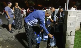 Người dân Cape Town xếp hàng lấy nước. Ảnh cắt từ video