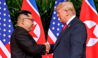 Tổng thống Trump bắt tay Chủ tịch Kim trong lần đầu gặp mặt ở Singapore.