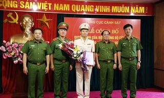Trung tướng Trần Văn Vệ chúc mừng Đại tá Trần Ngọc Hà - Ảnh: CAND