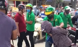 Một "nữ quái" bị trinh sát bắt quả tang khi đang dàn cảnh móc túi.