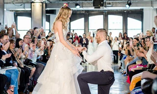 Tham gia show váy cưới, mẫu nữ bất ngờ được bạn trai cầu hôn