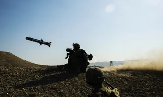 Lính Mỹ đang phóng tên lửa chống tăng Javelin. Ảnh: Reuters