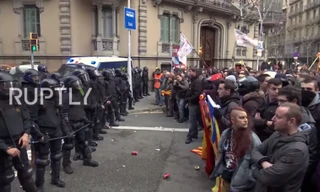 Vụ đụng độ đẫm máu nổ ra khi cảnh sát cố ngăn đám đông biểu tình tiến vào văn phòng đại diện của chính phủ Tây Ban Nha ở Barcelona. 