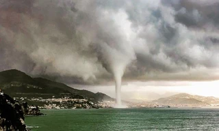 Hình ảnh vòi rồng xuất hiện ở Ý ngày 20/11 (Ảnh: Hotel Cetus / Bav Media)