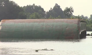 Hiện trường sà lan lật úp làm 3 người mất tích. Ảnh: SGGP