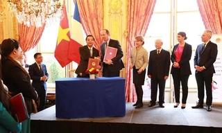 Bộ trưởng Bộ KH&CN Việt Nam Chu Ngọc Anh và Chủ tịch Hệ thống Vũ trụ Nicolas Chamussy ký kết ý định thư hợp tác giữa Bộ KH&CN Việt Nam với Tập đoàn Airbus Defence và Space SAS (Pháp) về công nghệ vũ trụ.