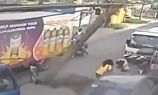 Khoảnh khắc cây đổ trúng người phụ nữ đi đường. Ảnh cắt từ video