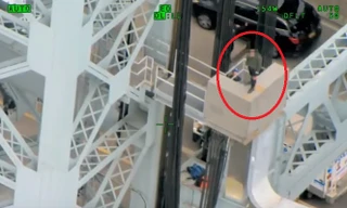 Người đàn ông 31 tuổi trèo lên cầu Triborough định tự tử. Ảnh cắt từ video