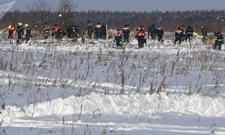 Nhân viên dịch vụ khẩn cấp làm việc tại hiện trường chiếc An-148 rơi. Ảnh: Sputnik