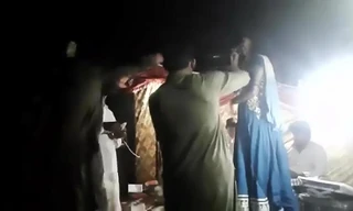 Khoảnh khắc nữ ca sĩ Samoon biểu diễn trong tiệc cưới trước khi bị khách say xỉn bắn chết. Ảnh cắt từ video