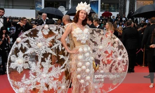 Nhà thiết kế ‘chiếm chỗ’ thảm đỏ Cannes với bộ cánh kỳ dị