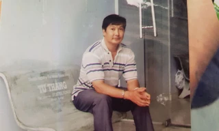 Hình ảnh người dân bị còng tay đưa về UBND xã.