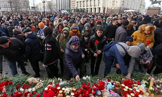 Đau xót cảnh gấu bông ngập hiện trường vụ cháy làm 41 trẻ thiệt mạng