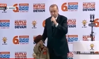 Tổng thống Thổ Nhĩ Kỳ Recep Tayyip Erdogan gặp bé gái mặc quân phục trong hội nghị gần đây.