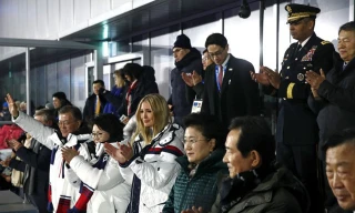 Ivanka Trump (tóc vàng) vỗ tay đón chào đoàn thể thao Triều Tiên. Ảnh: Getty
