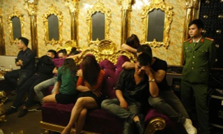 Hai nữ viên chức giáo dục bị bắt quả tang khi đang sử dụng chất ma túy tập thể trong quán karaoke.