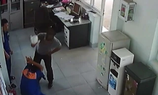 Cho rằng nhân viên cây xăng bơm xăng thiếu, đối tượng đã tấn công gây thương tích cho nhân viên này (ảnh QTV)