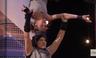 Cặp cha con Mỹ thể hiện tiết mục chống đầu tại America's Got Talent 2018.