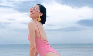 Tạo dáng ‘bambi pose’, Tóc Tiên khoe đường cong hút mắt với bikini