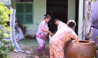 Hàng xóm tắm cho P sau khi thiếu niên được giải cứu. 