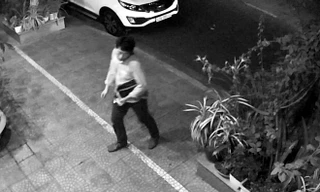 Người đàn ông Hàn Quốc đảo nhiều vòng trước khi đột nhập ôtô. Ảnh cắt từ camera an ninh