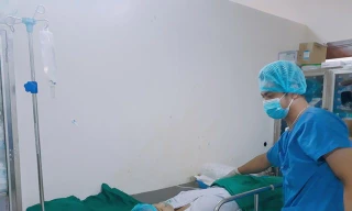 Bác sĩ thăm khám cho bệnh nhân đầu tiên sau khi được can thiệp.