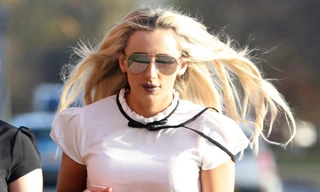 Nữ cai ngục Stacey Sutherland.