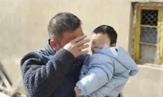 Một tù nhân xúc động ngày đoàn tụ gia đình. Ảnh minh họa