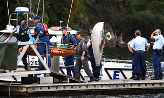 Đội cứu hộ tìm kiếm các thi thể nạn nhân vụ rơi thủy phi cơ. Ảnh: Reuters