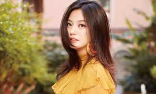 Nữ diễn viên/ca sĩ/nhà sản xuất/doanh nhân Triệu Vy.