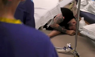 Anh Ben ngất xỉu sau gần 10 tiếng nhìn vợ đau đẻ. Ảnh: One Born Every Minute