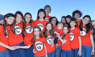 Bức ảnh được cho llafchupj vợ chồng Turpin và 13 người con bị xiềng xích. Ảnh: Facebook