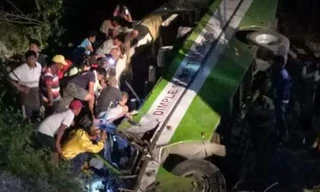 Hiện trường vụ tai nạn xe buýt. 