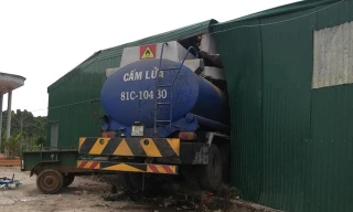 Chiếc xe bồn đâm xuyên qua nhà anh Vũ (ảnh: Hoàng Sơn)