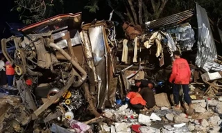 Vụ tai nạn giao thông thảm khốc xảy ra trên đoạn đường thuộc huyện Wang Nam Khieo, tỉnh Rakhon Ratchasima, vào tối ngày thứ Tư (21/3), The Nation đưa tin.