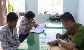 Công an lấy lời khai K trước sự chứng kiến của người đại diện bảo hộ theo pháp luật.