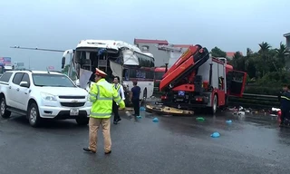 Hiện trường vụ TNGT xe khách 45 chỗ với xe cảnh sát cứu nạn trên cao tốc Pháp Vân - Cầu Giẽ (Hà Nội)