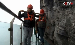 Thay đáy cầu kính bên rìa núi cao 1.400 mét ở Trung Quốc