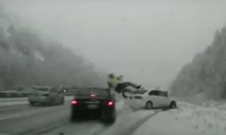 Bị ô tô tông bay lên trời, viên cảnh sát may mắn sống sót