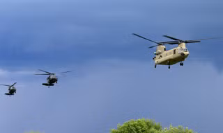 Trực thăng vận tải Chinook (trước) đang huấn luyện cùng 2 chiếc Black Hawk. Ảnh minh hoạ