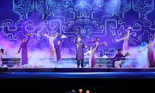 Đắm chìm trong làn điệu dân ca ngọt ngào qua tiếng hát của Quang Lê 