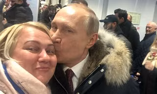 Tổng thống Putin hôn trán fan nữ trong sự kiện vận động tái tranh cử. Ảnh: CEN