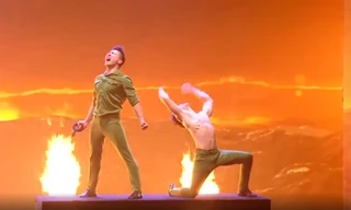 Quốc Cơ-Quốc Nghiệp ăn mừng sau khi hoàn thành phần thử thách.